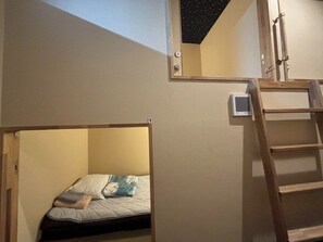 1 bedroom, bed sheets