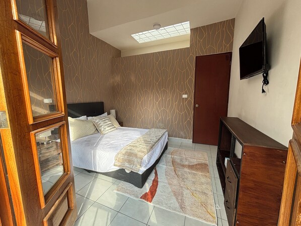 2 عدّة غرف نوم ومكواة/لوح كي وواي فاي وملاءات أسرّة