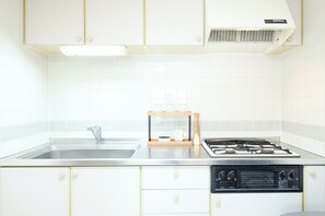 Frigorífico, microondas, placa de cocina y utensilios de cocina