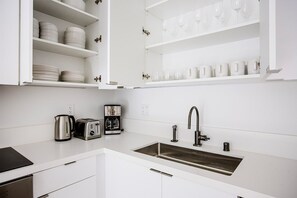 Fridge, microwave, oven, stovetop - Blueground | West Hollywood, AC, w/d, nr TCL (Los Angeles)