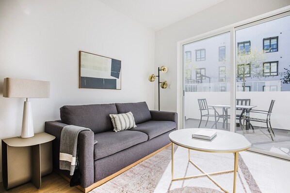 TV, stereo - Blueground | West Hollywood, AC, w/d, nr TCL (Los Angeles)