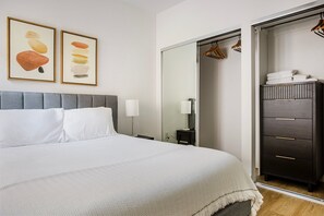 2 bedrooms, iron/ironing board, WiFi, bed sheets - Blueground | West Hollywood, AC, w/d, nr TCL (Los Angeles)