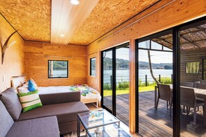 2 bedrooms, desk