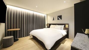 Ropa de cama hipoalergénica y espacio para trabajar con laptop