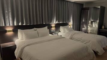 Hypo-allergenic bedding, laptop workspace, soundproofing, free WiFi