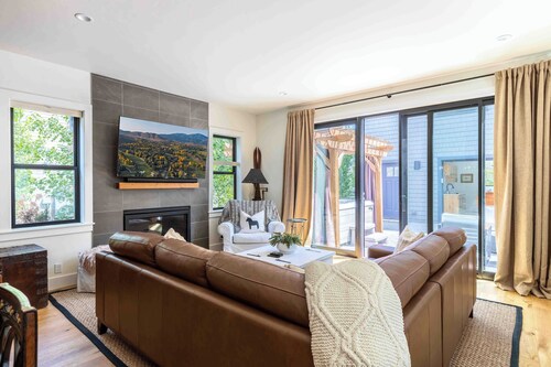Boutique West Ketchum Escape | Private Hot Tub + Detached Casita | Walk to Everything