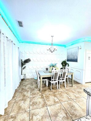 Dining - Charming 3-bedroom Home-away-from-Home with WiFi and indoor comfort in Odessa (Odessa)