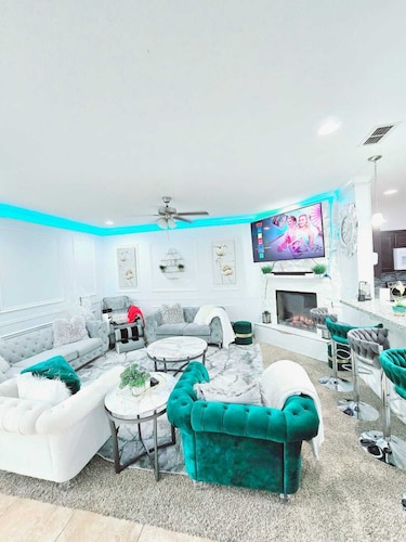 Charming 3-bedroom Home-away-from-Home with WiFi and indoor comfort in Odessa