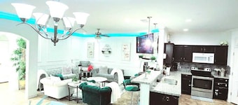 Charming 3-bedroom Home-away-from-Home with WiFi and indoor comfort in Odessa