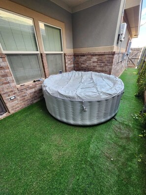 Outdoor spa tub - Charming 3-bedroom Home-away-from-Home with WiFi and indoor comfort in Odessa (Odessa)
