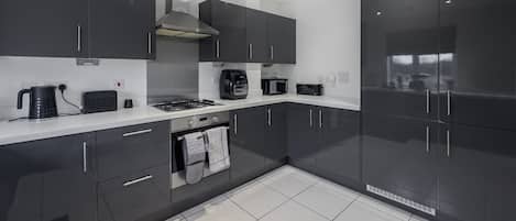 Kühlschrank, Mikrowelle, Ofen, Herdplatte