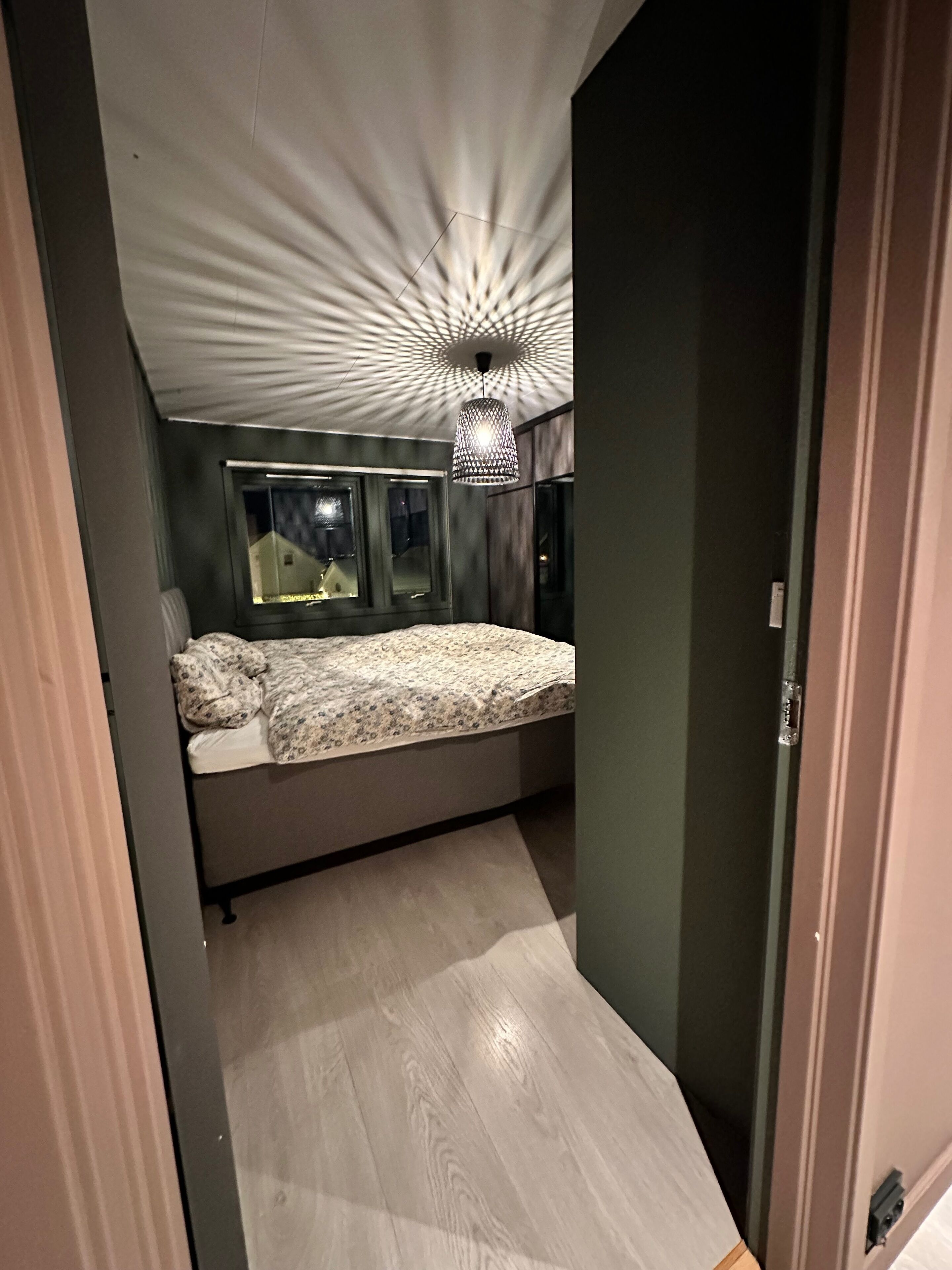 WiFi, bed sheets