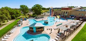 Una piscina cubierta, una piscina al aire libre