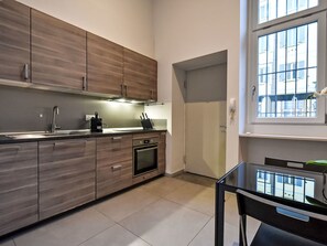 Réfrigérateur, four à micro-ondes, un four, lave-vaisselle