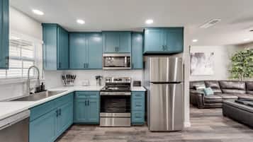 Refrigerador, microondas, horno y parrilla de estufa