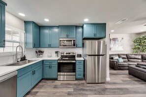 Kjøleskap, mikrobølgeovn, ovn og kokeplater