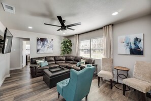 Smart TV - WALK TO AT&T STADIUM & GLOBE LIFE! 3BR Home with HOT TUB & Backyard Oasis (Arlington)