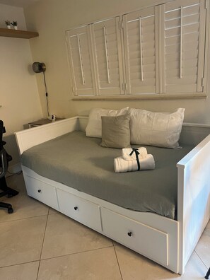 Interior - Cozy 260 sq ft Studio with Nature Views, Desk, and Full Laundry (Fort Lauderdale)