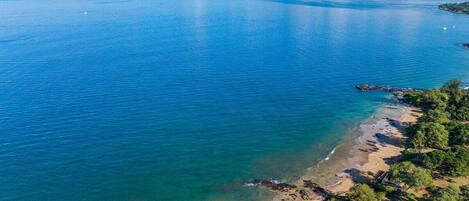 Una playa cerca, sillas reclinables de playa, toallas de playa