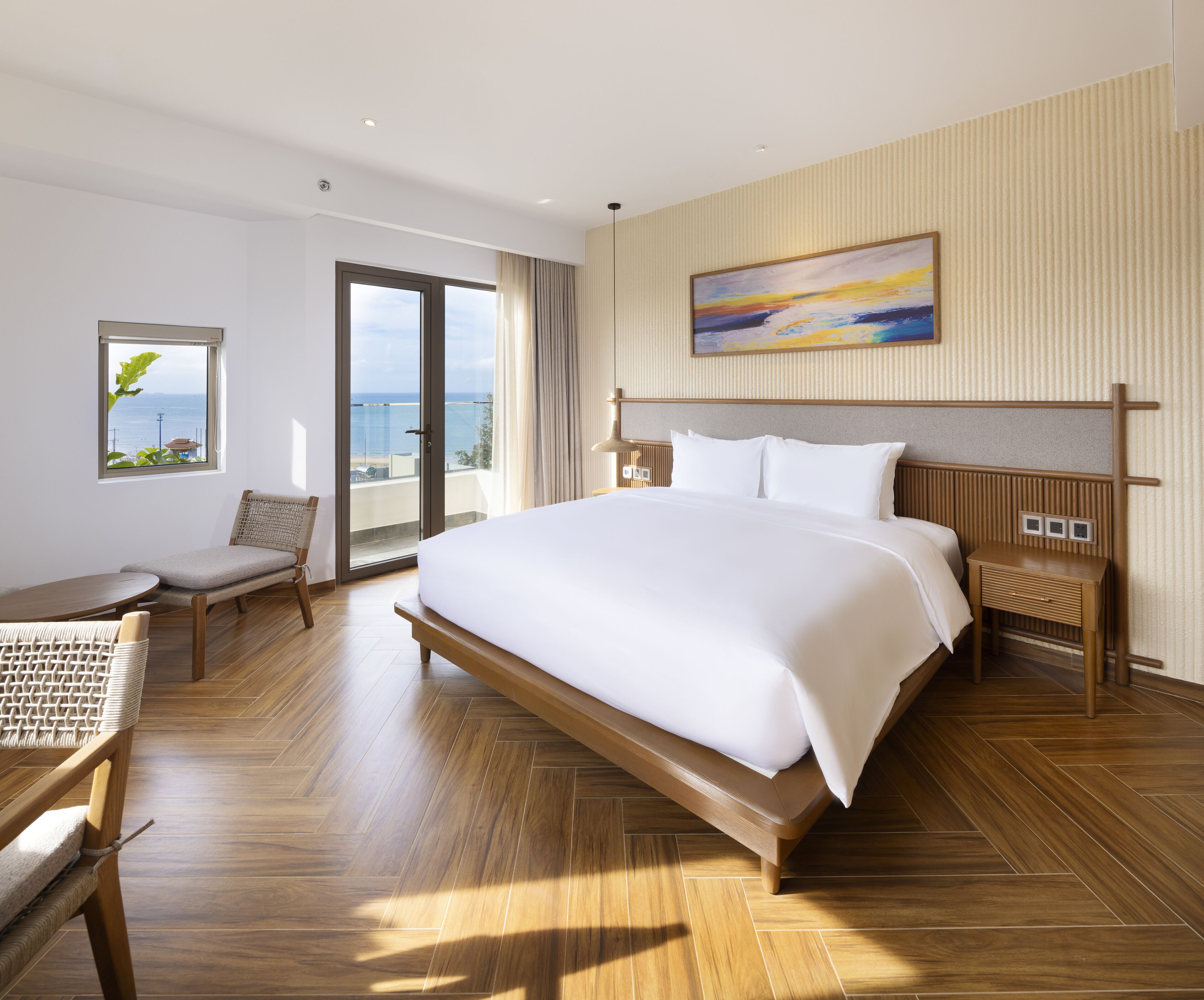 Premier Double Room | Minibar, in-room safe, desk, blackout drapes