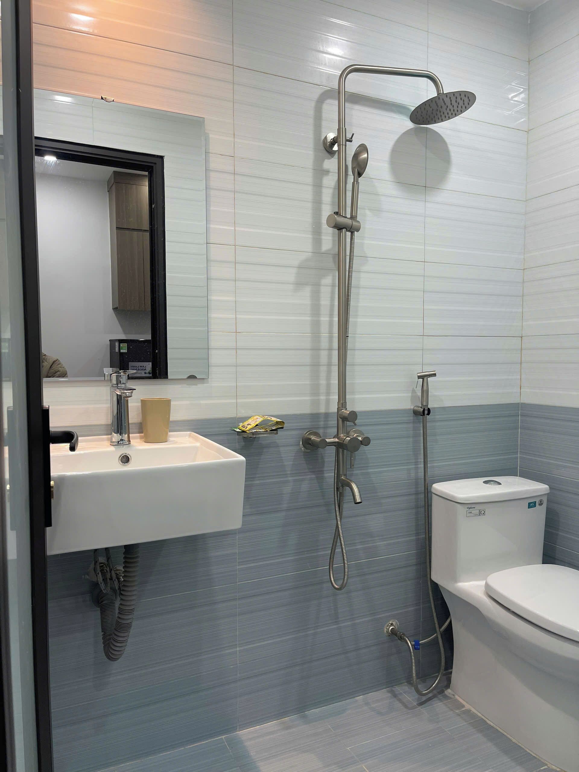 Shower, free toiletries, hair dryer, slippers