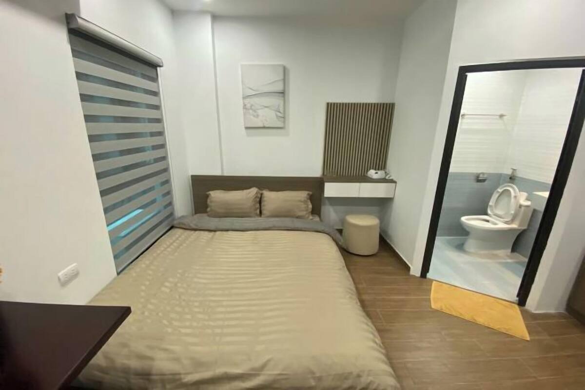 Minibar, desk, free WiFi