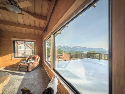 Luxurious Cabin in Alaska w/ Hot Tub & Cedar Sauna