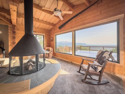 Luxurious Cabin in Alaska w/ Hot Tub & Cedar Sauna