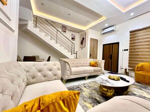 Living area - Unwind in Comfort and Elegance @ Orchid Road Lekki & Chevron-Lekki Conservative (Lekki)