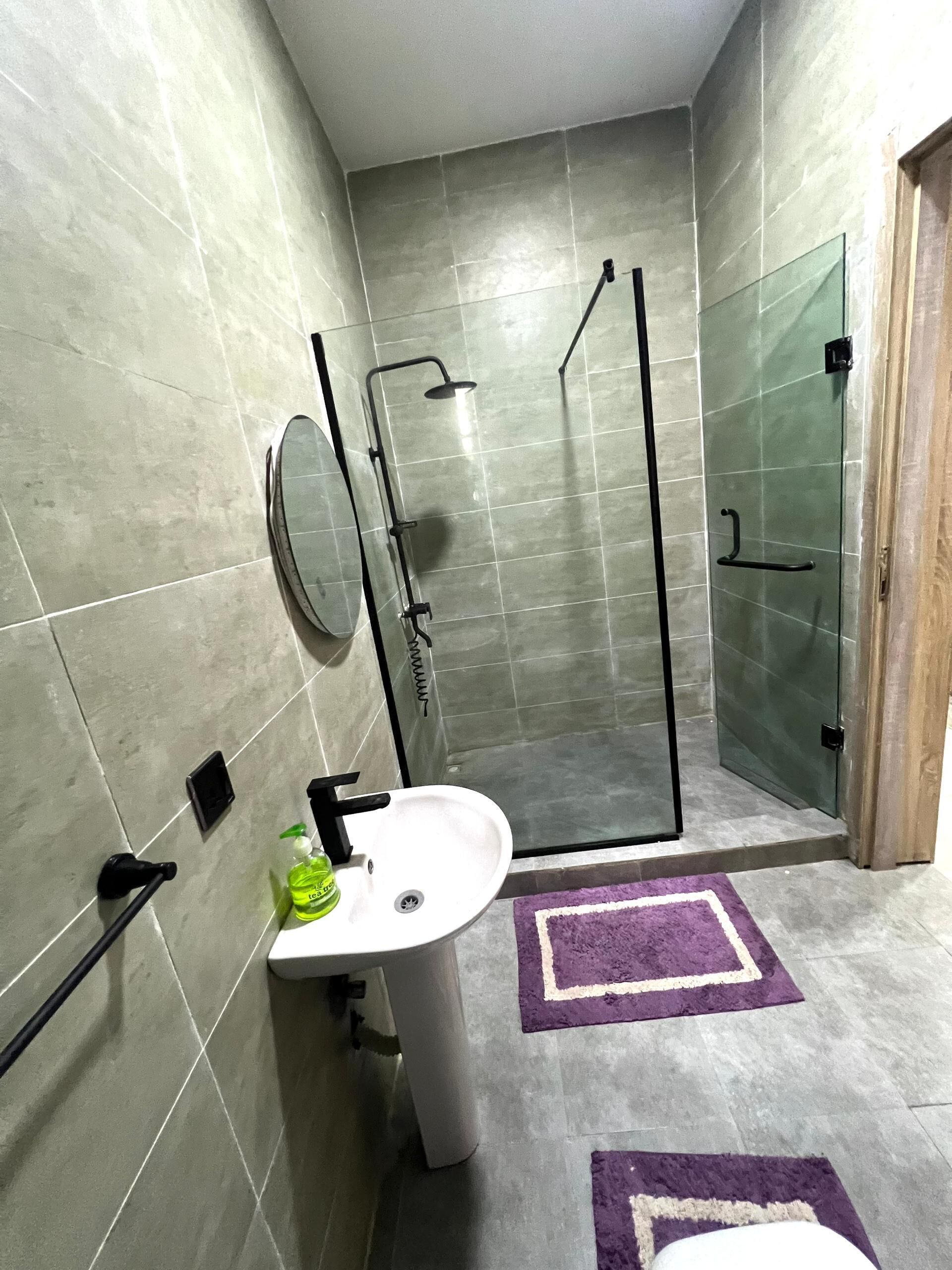 Douche, serviettes fournies, papier toilette