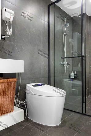 Luxury Double Room, 1 King Bed, Balcony, Lake View | Bathroom