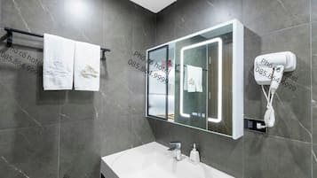 Luxury Double Room, 1 King Bed, Balcony, Lake View | Bathroom | Slippers, towels, soap, shampoo