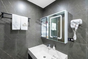 Luxury Double Room, 1 King Bed, Balcony, Lake View | Bathroom | Slippers, towels, soap, shampoo