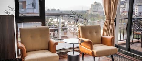 Luxury Double Room, 1 King Bed, Balcony, Lake View | Living area | TV