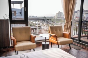 Luxury Double Room, 1 King Bed, Balcony, Lake View | Living area | TV