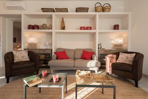 TV, fireplace - House in Sicily for couples (Santa Maria Del Focallo)