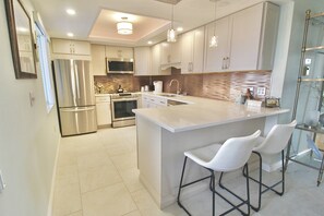 Køleskab, mikrobølgeovn, ovn, kogeplade