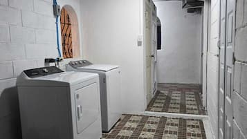 Een douche, zeep, shampoo, toiletpapier