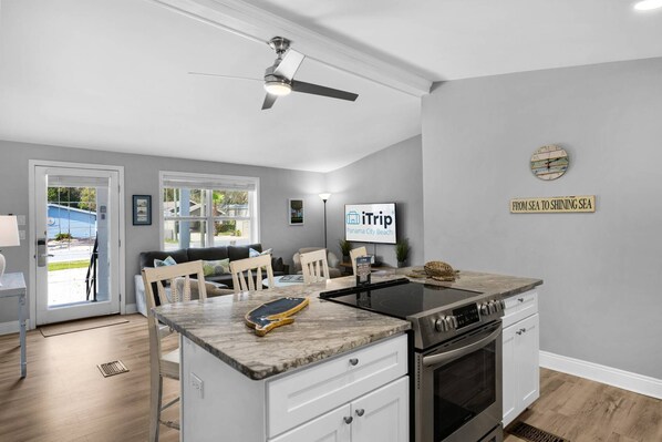 Refrigerador, microondas, horno y parrilla de estufa 