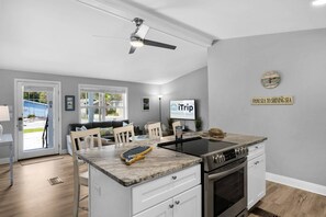 Jääkaappi, mikroaaltouuni, uuni, liesi