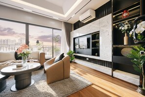 Elite-Penthouse, Balkon, Stadtblick | Wohnbereich | Fernseher, Drucker