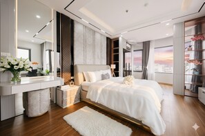 Desk, free WiFi - Crescendo Unique Studio (Hanoi)