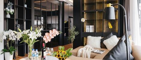 Loftsleilighet – elite, balkong, byutsikt | Oppholdsområde | TV og printere