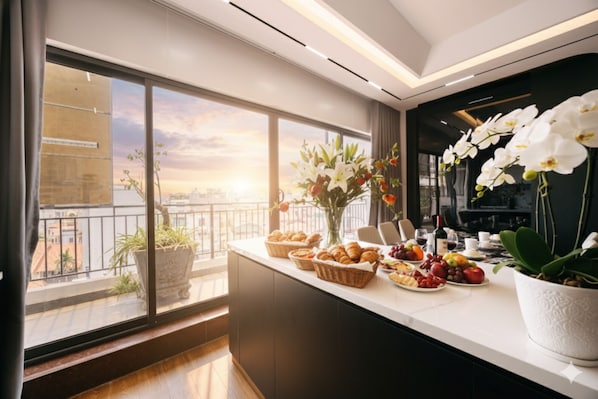 Elite-Penthouse, Balkon, Stadtblick | Eigene Küche | Großer Kühlschrank