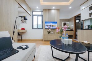 华丽公寓, 阳台, 庭院景观 | 起居区 | 电视、打印机