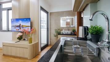 Apartamento luxo, sacada, vista para o pátio | Banheiro | Chuveiro, secador de cabelo, chinelos, toalhas de banho