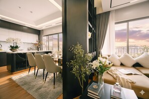 Elite-Penthouse, Balkon, Stadtblick | Eigene Küche | Großer Kühlschrank