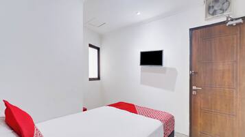 Deluxe Single Room | Laptop workspace, free WiFi, bed sheets