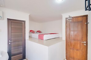 Deluxe Double Room | Laptop workspace, free WiFi, bed sheets - Townhouse Oak Ancol (Jakarta)