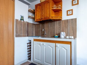 Réfrigérateur, micro-ondes, cafetière/bouilloire, grille-pain